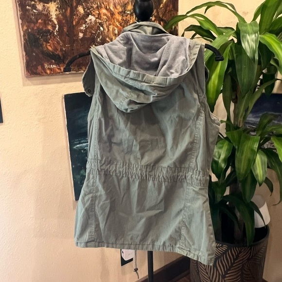 YMI olive drab vest size medium in GUC - Picture 6 of 8